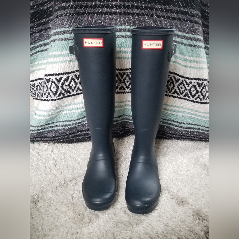 Tall Hunter rain boots size 8 navy